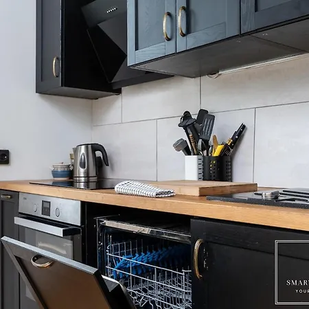 2br For 6, Workspace & Walk To Old Town Apartman