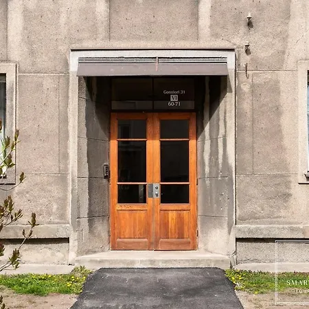 2br For 6, Workspace & Walk To Old Town Apartman *