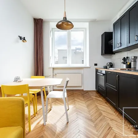 2br For 6, Workspace & Walk To Old Town Apartman