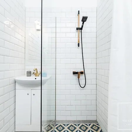 2br For 6, Workspace & Walk To Old Town Apartman