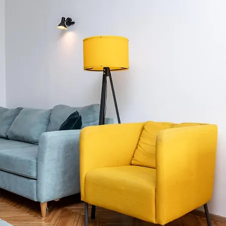 2br For 6, Workspace & Walk To Old Town Apartman
