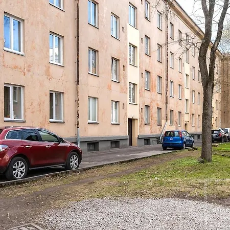 2br For 6, Workspace & Walk To Old Town Apartman