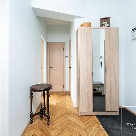 2br For 6, Workspace & Walk To Old Town *