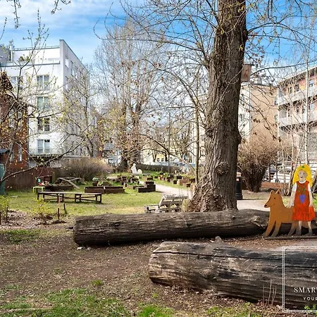2br For 6, Workspace & Walk To Old Town Apartman